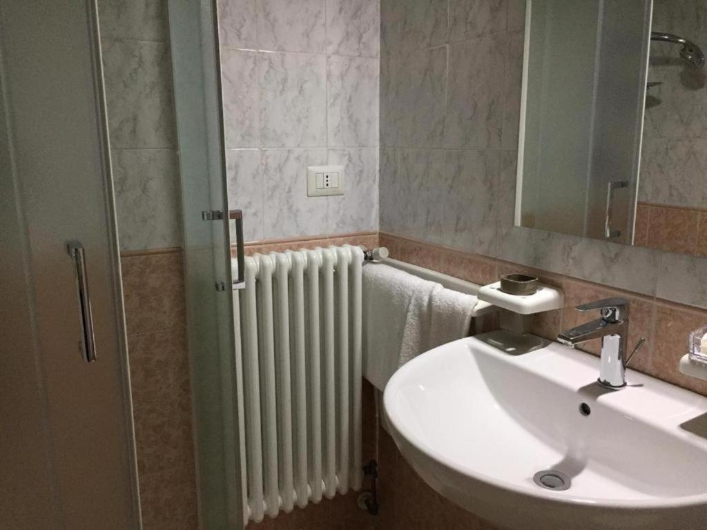 Hotel Ded 1 Checkin A Richiesta Parma Bagian luar foto